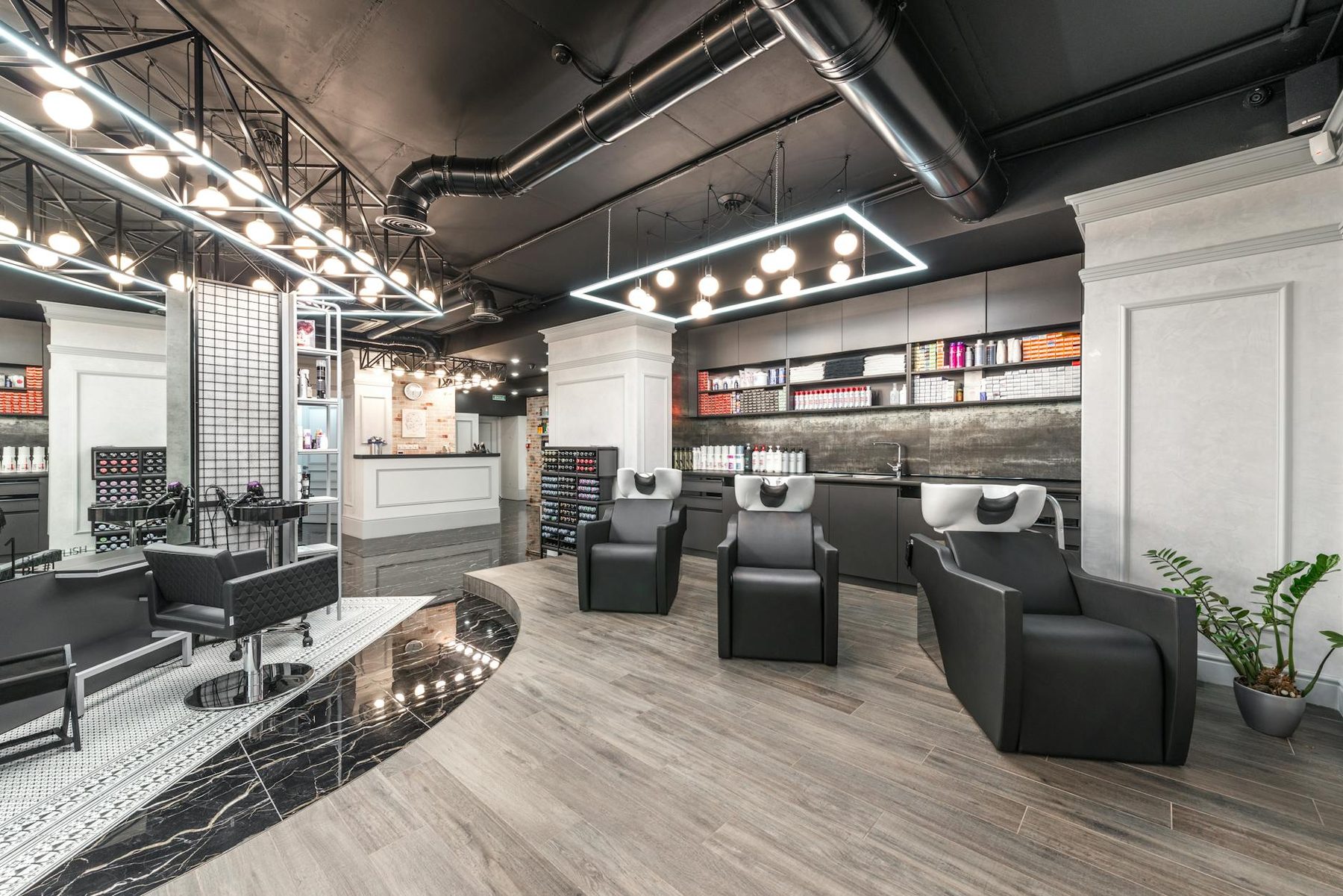 Intérieur du barbershop Le Cran à Point E, fauteuils et postes de coiffure dans une ambiance moderne et soignée